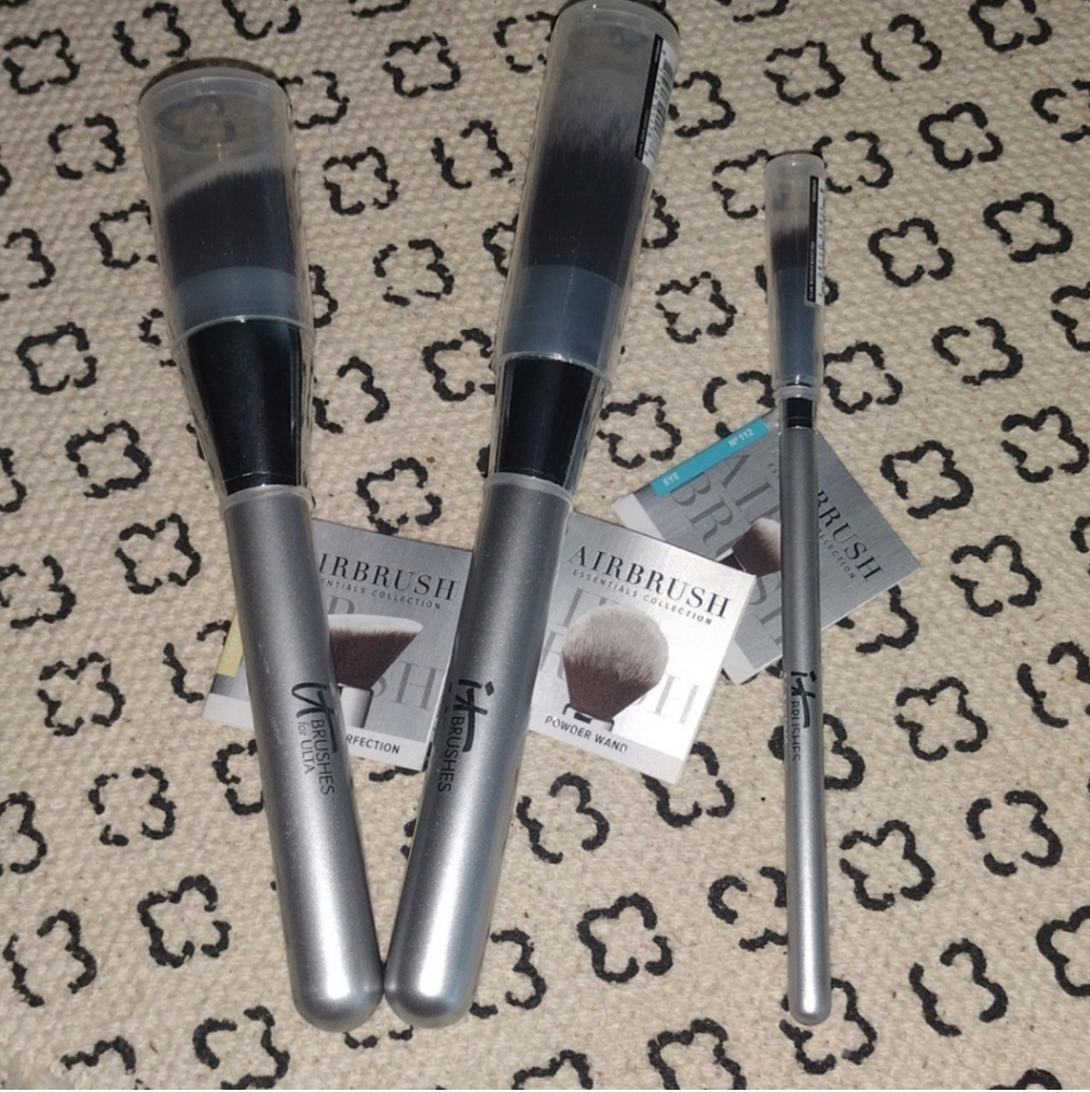 NWT IT Cosmetics Brushes